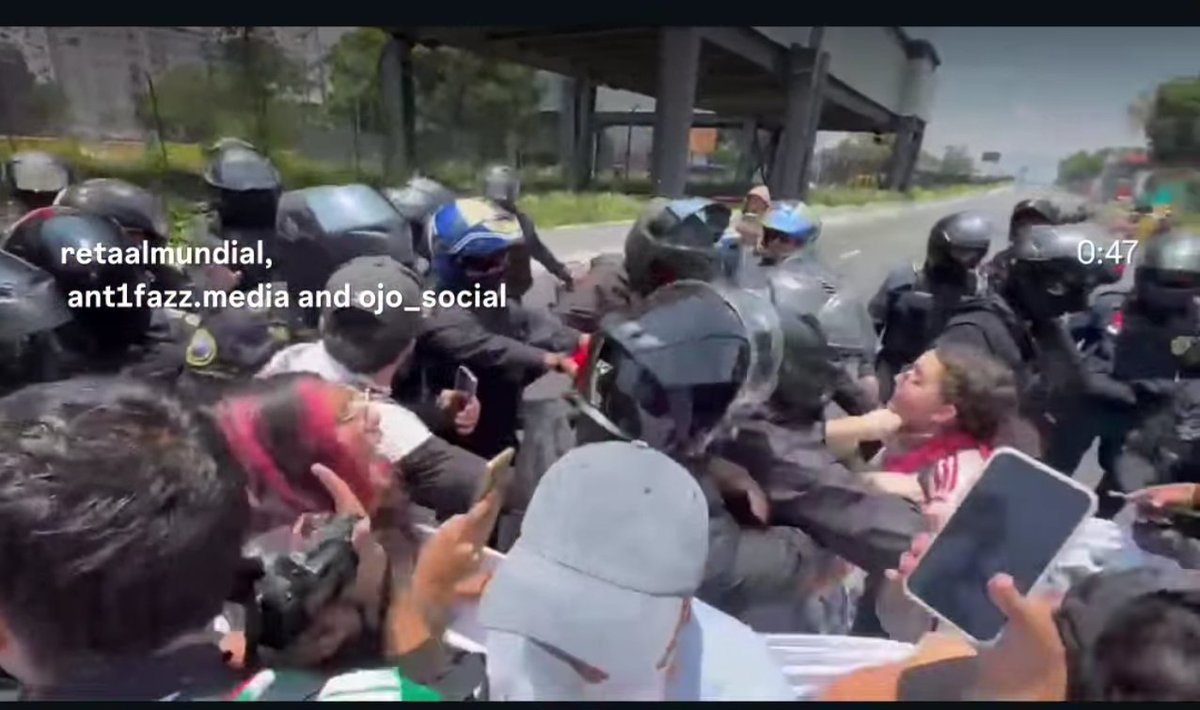 RaulRomero_mx's tweet photo. A la progresia le encanta quejarse de los encapuchados, pero ellos mandan policías con cascos. Es el aporte a la represión de este gobierno https://t.co/JgMR2sO9MY