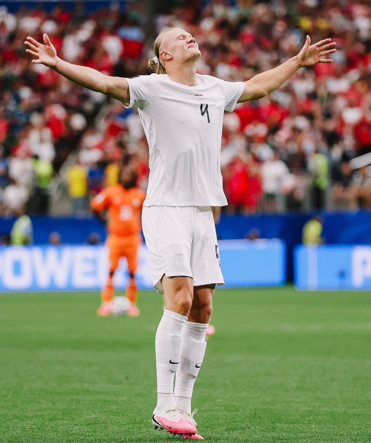 FRBlueMoon's tweet photo. Il ne joue ni pour la France, ni pour l’Angleterre, ni pour le Brésil, ni même pour l’Espagne.

Il joue pour la Norvège.
Il les a portés en qualifications de Coupe du Monde, avec un record de buts… 

et aujourd’hui, il les porte encore sur la plus grande scène avec la Coupe du Monde, avec 5 buts en 3 matchs et une qualification 8e de finale.

C’est une légende. 🇳🇴 🤖