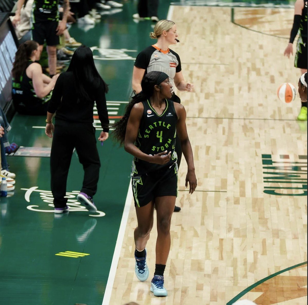 spursdu's tweet photo. Her efficiency in May compared to June:

May: 
30.9 FG% 
25.6 3P%
36.1 EFG%

June:
42.2 FG%
32.7 3P%
48.1 EFG%

Improvement!!!! https://t.co/PblxP29B62