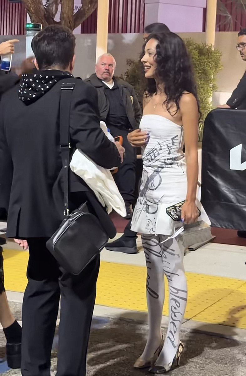 reinaisgone's tweet photo. me muerooooooo con el look que llevaba alexa demie para el lux tour la amo!!!!!!! https://t.co/nSBxSA5P3x