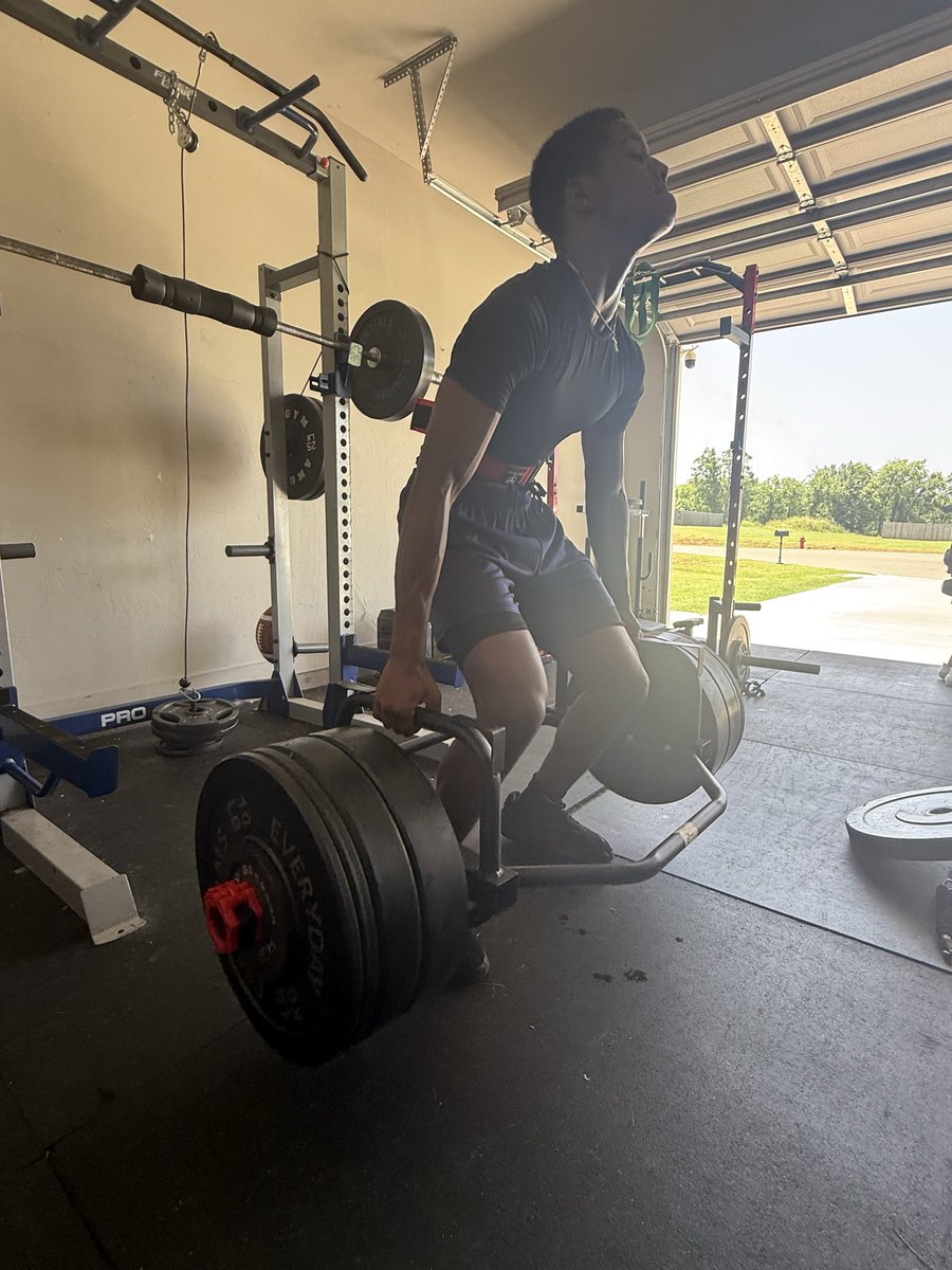 N_Jeffries3's tweet photo. The weight doesn’t care who you are—it only responds to effort. Show up, put in the work, and earn every pound. 💯
#EarnIt #TrapBar #StrengthCoach #AthleticPerformance #GymMotivation #LiftHeavy #BuiltDifferent #Consistency #WorkEthic https://t.co/Lowm3wgiJg