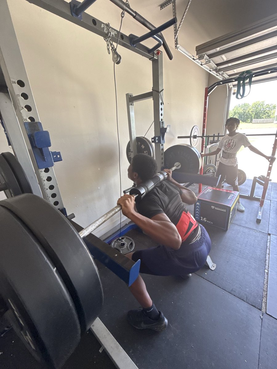 N_Jeffries3's tweet photo. The weight doesn’t care who you are—it only responds to effort. Show up, put in the work, and earn every pound. 💯
#EarnIt #TrapBar #StrengthCoach #AthleticPerformance #GymMotivation #LiftHeavy #BuiltDifferent #Consistency #WorkEthic https://t.co/Lowm3wgiJg