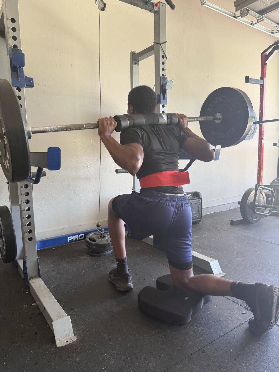 N_Jeffries3's tweet photo. The weight doesn’t care who you are—it only responds to effort. Show up, put in the work, and earn every pound. 💯
#EarnIt #TrapBar #StrengthCoach #AthleticPerformance #GymMotivation #LiftHeavy #BuiltDifferent #Consistency #WorkEthic https://t.co/Lowm3wgiJg