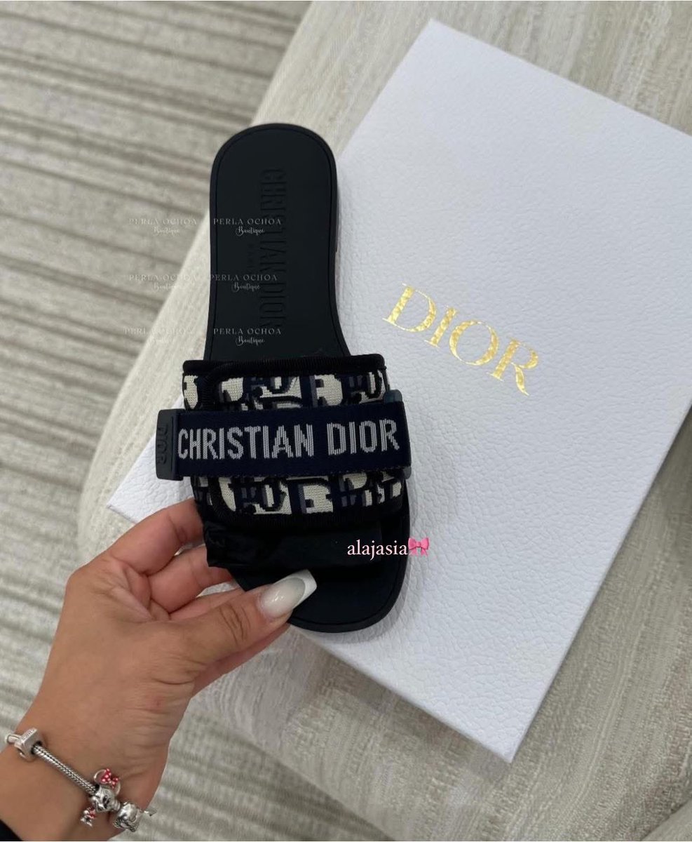 niy2pretty's tweet photo. christian dior slides are literally the 
CUTESTTTTTT.♡  i want every color. https://t.co/2US1jvgOM3
