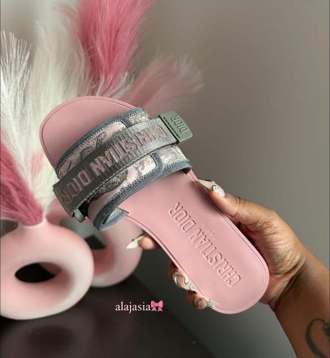 niy2pretty's tweet photo. christian dior slides are literally the 
CUTESTTTTTT.♡  i want every color. https://t.co/2US1jvgOM3