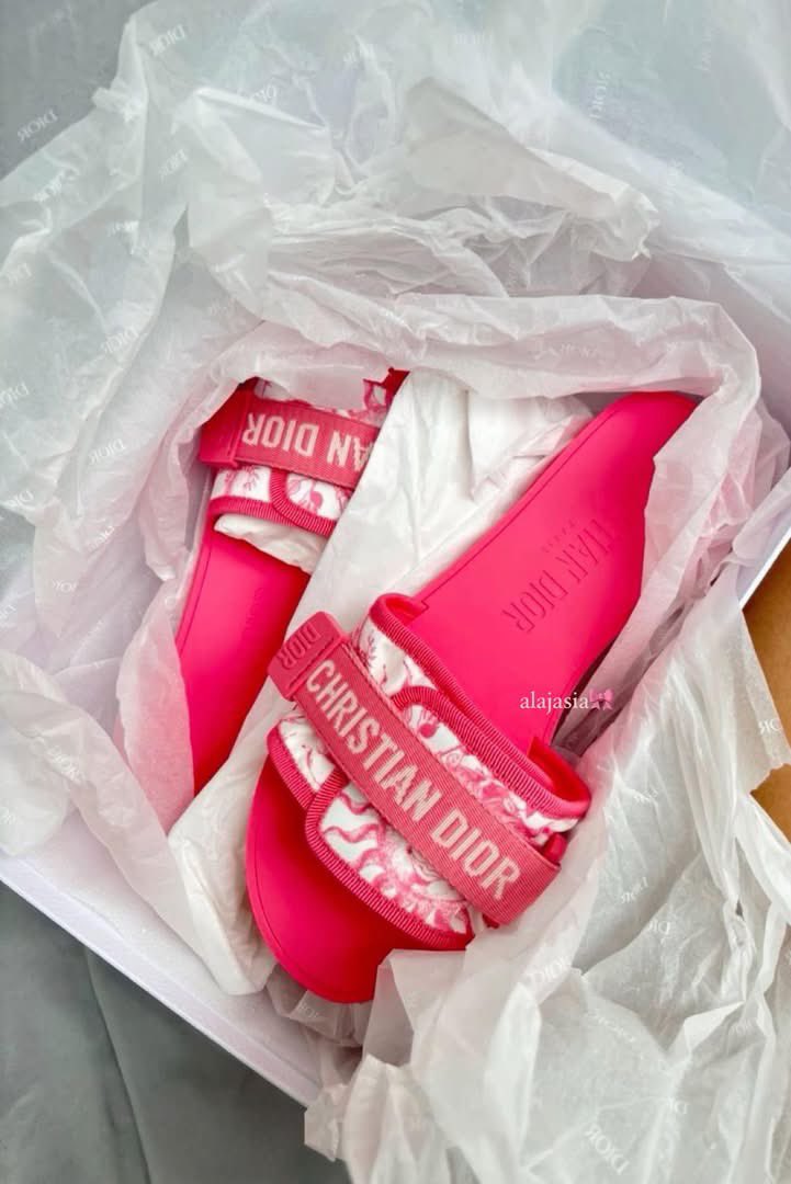 niy2pretty's tweet photo. christian dior slides are literally the 
CUTESTTTTTT.♡  i want every color. https://t.co/2US1jvgOM3