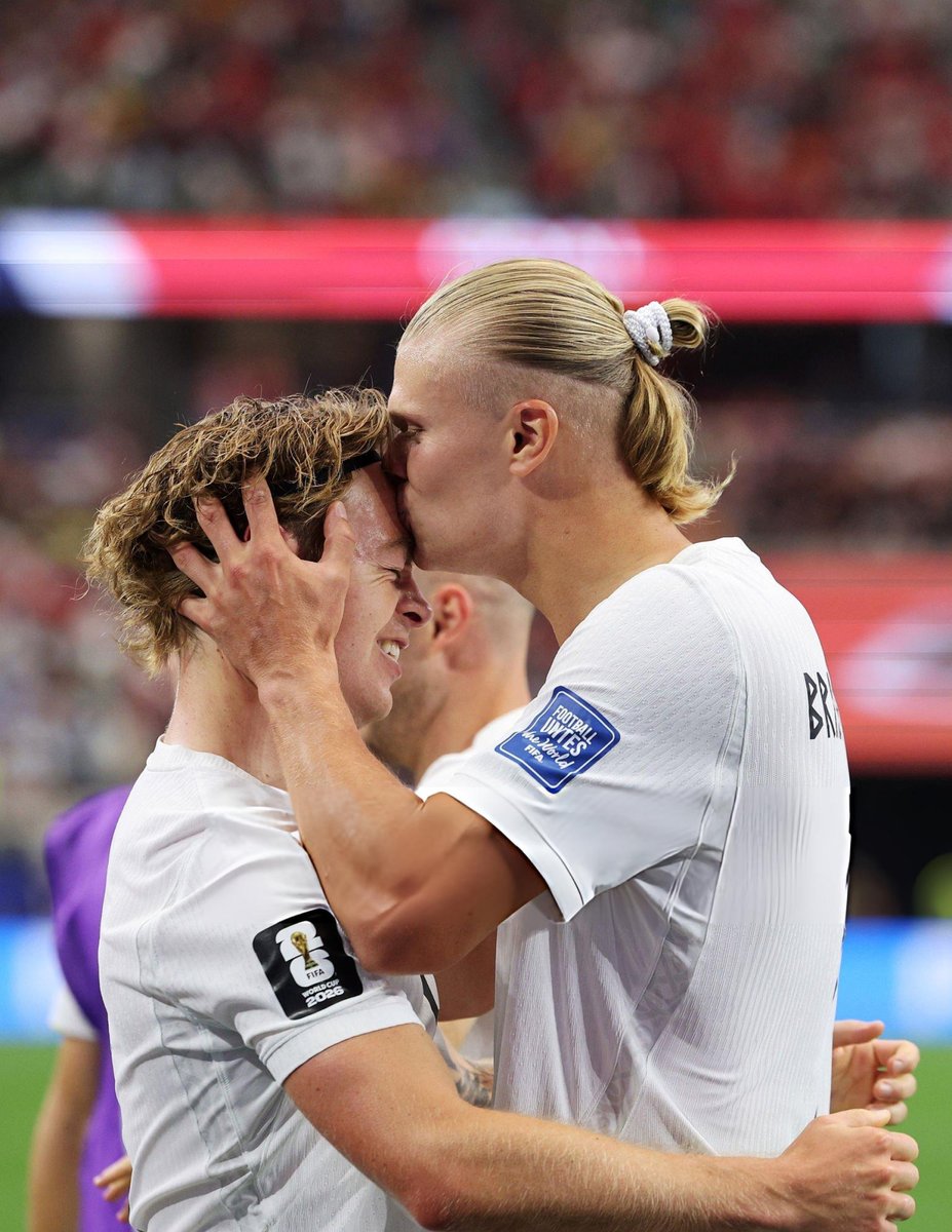 HQpcrt's tweet photo. Erling Haaland &amp; Patrick Berg #FIFAWorldCup https://t.co/4ol2Yit0TH