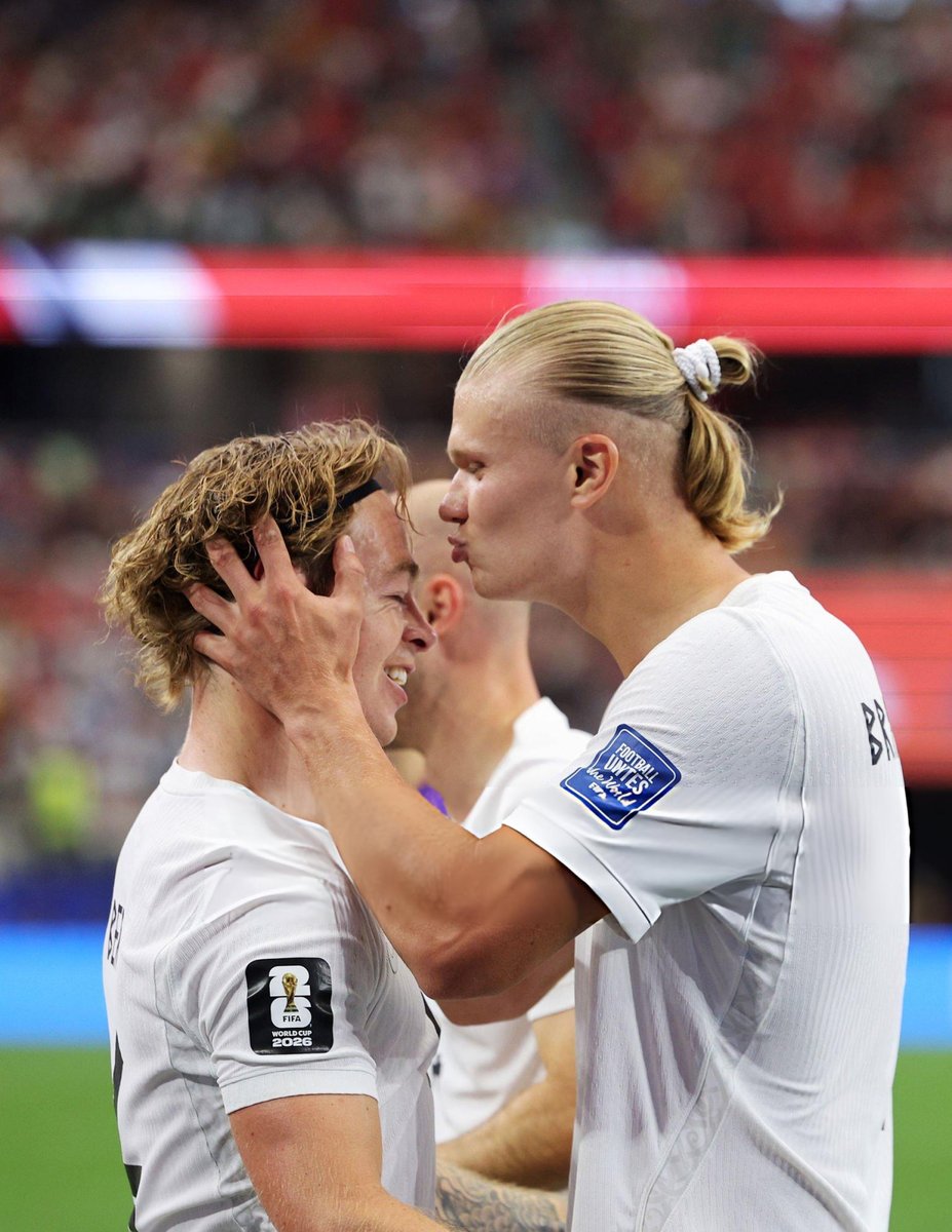 HQpcrt's tweet photo. Erling Haaland &amp; Patrick Berg #FIFAWorldCup https://t.co/4ol2Yit0TH