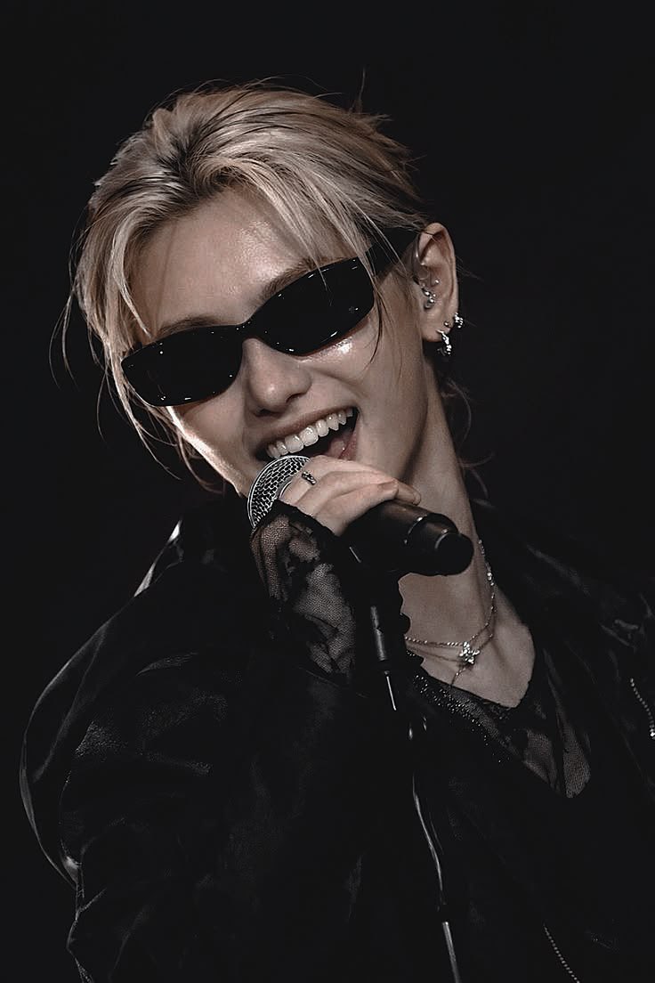 Stay4skzHyunlix's tweet photo. Look at this man https://t.co/Rr6Er9Kv7U