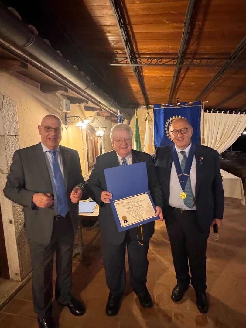 rotary2080's tweet photo. Nel corso di una suggestiva serata tra i vigneti della Tenuta di Casale VerdeLuna, il Rotary Club Piglio ha conferito la nomina a Soci Onorari al RIP Mark Maloney, alla signora Gay Maloney e al Governatore del Distretto 2080 Adriana Muscas. https://t.co/Pfn0MCE4B1