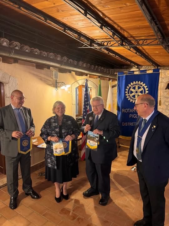 rotary2080's tweet photo. Nel corso di una suggestiva serata tra i vigneti della Tenuta di Casale VerdeLuna, il Rotary Club Piglio ha conferito la nomina a Soci Onorari al RIP Mark Maloney, alla signora Gay Maloney e al Governatore del Distretto 2080 Adriana Muscas. https://t.co/Pfn0MCE4B1