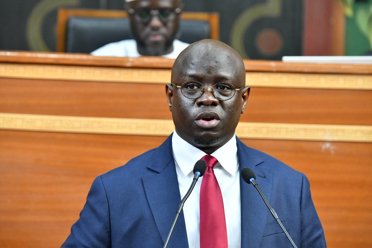 assembleesn's tweet photo. L’Assemblée nationale a tenu ce mardi 30 juin, une séance plénière consacrée au Débat d’Orientation Budgétaire (DOB), un exercice majeur du calendrier budgétaire qui permet de définir les grandes orientations de la politique économique, financière et budgétaire de l’État pour les années à venir.

À cette occasion, le ministre de l’Économie, des Finances et du Plan a présenté le Document de Programmation Budgétaire et Économique Pluriannuelle (DPBEP), qui expose les perspectives macroéconomiques, les priorités stratégiques du Gouvernement ainsi que le cadre budgétaire pluriannuel.

Les députés ont ainsi eu l’opportunité d’examiner les choix de politique publique, d’apprécier les hypothèses économiques retenues et de formuler des observations et recommandations en vue de la préparation du projet de loi de finances.

À travers ce débat, l’Assemblée nationale réaffirme pleinement son rôle dans le contrôle de l’action gouvernementale et la promotion d’une gouvernance des finances publiques fondée sur la transparence, la responsabilité et le dialogue démocratique.

#ansen #Sénégal #Parlement