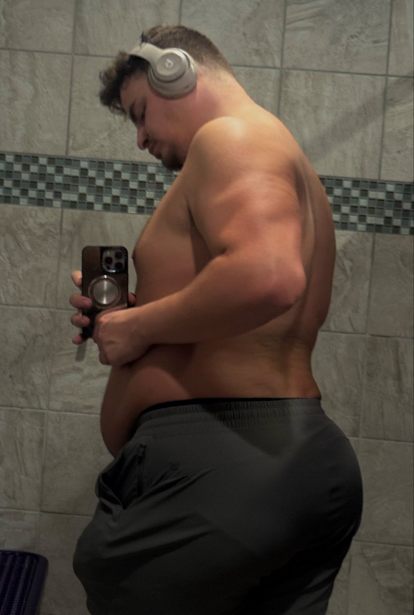 twunkyyboyy's tweet photo. you can tell who i am from the back cuz it’s heavy 🗣️ https://t.co/gH2qBqu54M