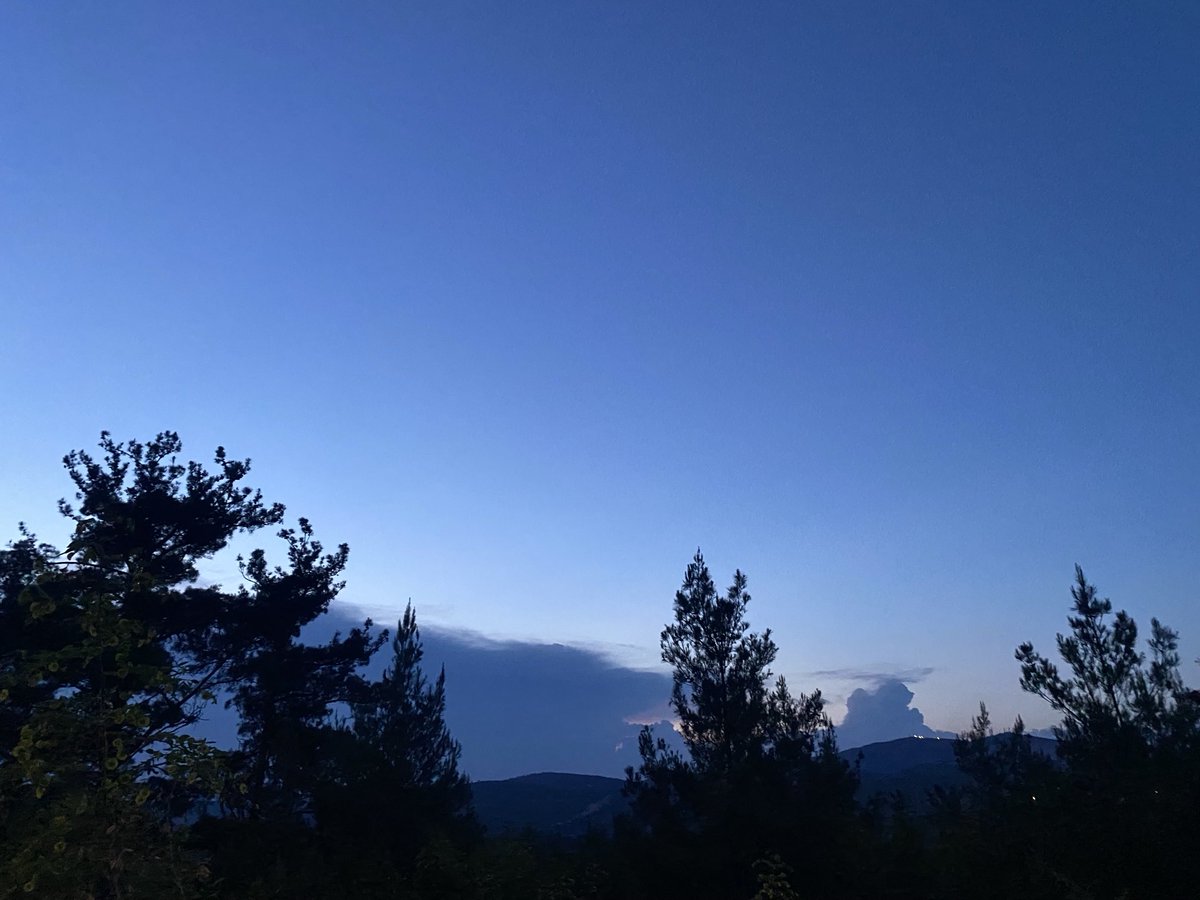 marakigc's tweet photo. Ενα τεράστιο μαύρο σύννεφο έχει απλωθεί σε όλη την πόλη. https://t.co/8exDJwojx9