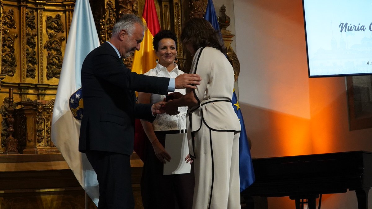 SE_territorial's tweet photo. Entregamos  el Distintivo Honorífico al Mérito al Servicio Público en el Territorio a funcionarios y funcionarias en reconocimiento a una trayectoria de excelencia, vocación de servicio y compromiso con la ciudadanía.

Gracias por ayudar a construir cada día un país mejor. https://t.co/Ne7af4nYV9