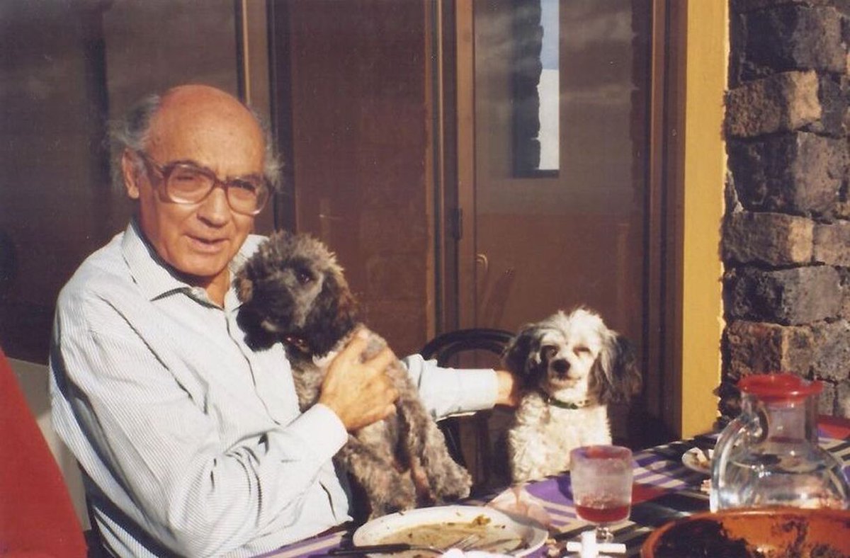 MuseoJSaramago's tweet photo. «He sugerido Pepe que es el diminutivo español de José… Mañana será lavado y espulgado. Ladra bajito, como quien no quiere incomodar, pero parece tener ideas claras en cuanto a sus intenciones: mi casa es esta, de aquí no me muevo».

José #Saramago, Cuadernos de #Lanzarote https://t.co/NObf2LWnwA