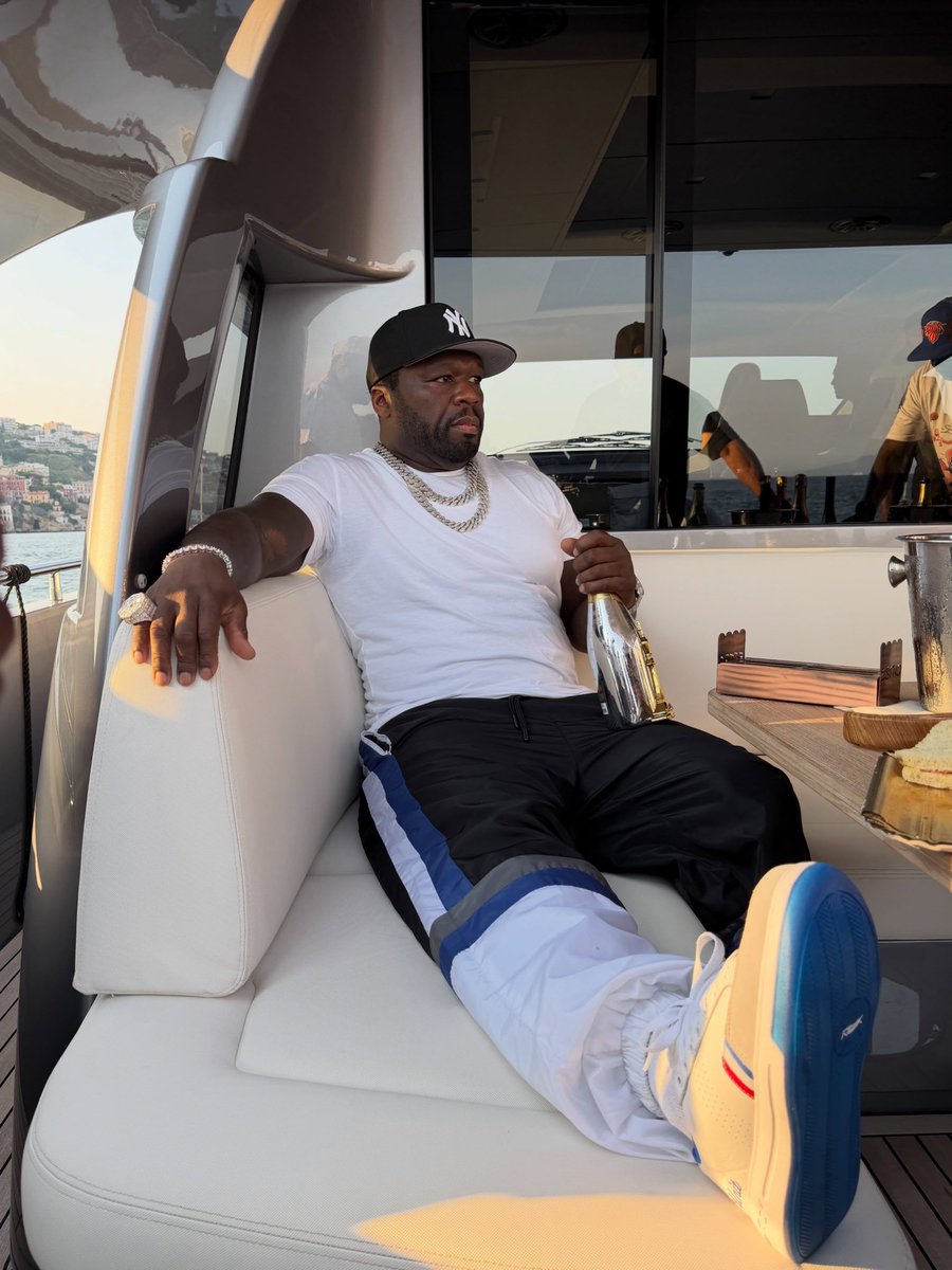 50cent's tweet photo. Believe it or not I’m working on ignoring stupid people. I’m doing pretty good this week but it’s only Tuesday. LOL https://t.co/WtNREs32V0 https://t.co/jNBtTrmvQI