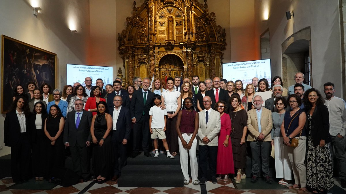 SE_territorial's tweet photo. Entregamos  el Distintivo Honorífico al Mérito al Servicio Público en el Territorio a funcionarios y funcionarias en reconocimiento a una trayectoria de excelencia, vocación de servicio y compromiso con la ciudadanía.

Gracias por ayudar a construir cada día un país mejor. https://t.co/Ne7af4nYV9