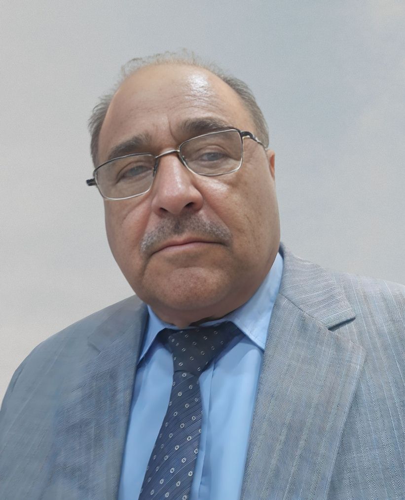 NetWelateme's tweet photo. بين نبض الشارع وإفلاس الأحزاب

حسن قاسم

ما يجري اليوم في المناطق الكوردية في سوريا ليس مجرد حراك احتجاجي عابر فرضته ظروف اقتصادية خانقة، بل هو تعبير حي عن تراكم طويل من المعاناة والإحباط الشعبي الناتج عن سوء الإدارة، وتراجع الخدمات، وغياب الرؤية السياسية القادرة على حماية مصالح الناس وصون كرامتهم. هذا الحراك، بما يحمله من مطالب معيشية و سياسية، يعكس وعياً متنامياً لدى الشارع بأن الصمت لم يعد خياراً، وأن الحقوق لا تُستعاد إلا بالمطالبة المنظمة والمستمرة.
في هذا السياق، برزت الكلمة التي ألقاها الناشط المهندس خورشيد أحمد أمام تجمع المحتجين، بوصفها نموذجاً للكلمة المسؤولة التي لامست هموم الناس الحقيقية. فقد جاءت جامعة وشاملة، عكست بوضوح أسباب التدهور المعيشي، من سوء الإدارة، إلى تبني سياسات اقتصادية ليبرالية عمّقت الفجوة الاجتماعية، وصولاً إلى تأثيرات النفوذ الخارجي على القرار السوري. لم تكن الكلمة خطاباً شعبوياً أو مزايدة سياسية، بل قراءة واقعية لواقع مأزوم، وهو ما يفسر الارتياح الواسع الذي لاقته بين المحتجين، إلى حد أن البعض رأى فيها أساساً يمكن البناء عليه كبرنامج عمل للحراك.
غير أن ما أثار الاستغراب، وربما الأسى، لم يكن مضمون الكلمة ولا تفاعل الناس معها، بل رد الفعل الصادر عن منظمة الجزيرة التابعة لـ الحزب الشيوعي السوري، حين سارعت عبر جريدتها المركزية نضال الشعب إلى إصدار تنويه تؤكد فيه أن لا علاقة للحزب بالمهندس خورشيد أحمد. هذا الموقف بدا لكثيرين أقرب إلى محاولة تنصل غير مبررة، خصوصاً أن الرجل لم يقدم نفسه ممثلاً للحزب، ولم يتحدث باسمه، بل خاطب الناس بصفته الوطنية والمدنية.

لقراءة المقال كاملاً انقر على الرابط ادناه:
https://t.co/Qw2GacerPw