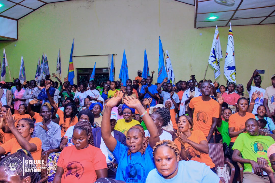 StanysBujakera's tweet photo. #RDC: Les territoires de Faradje et de Niangara, dans la province du Haut-Uele, ont accueilli ce week-end des meetings de soutien au changement de la Constitution, en présence du gouverneur Jean Bakomito Gambu, accompagné d'élus nationaux, de sénateurs et de cadres de l'Union Sacrée de la Nation. Le gouverneur a justifié la démarche en évoquant des « verrous constitutionnels » à lever, estimant qu'« on ne peut pas bâtir l'avenir avec des outils d'hier ». Ces deux rassemblements marquent le lancement d'une campagne de sensibilisation destinée à couvrir l'ensemble de la province.