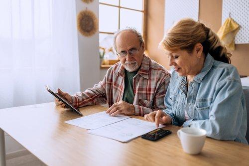 JBenderCFP's tweet photo. Retirees can often lower lifetime taxes by withdrawing modest amounts from RRSPs before mandatory RRIF withdrawals begin at 72. https://t.co/gKjNamq7Y7 https://t.co/dFheJeojsD