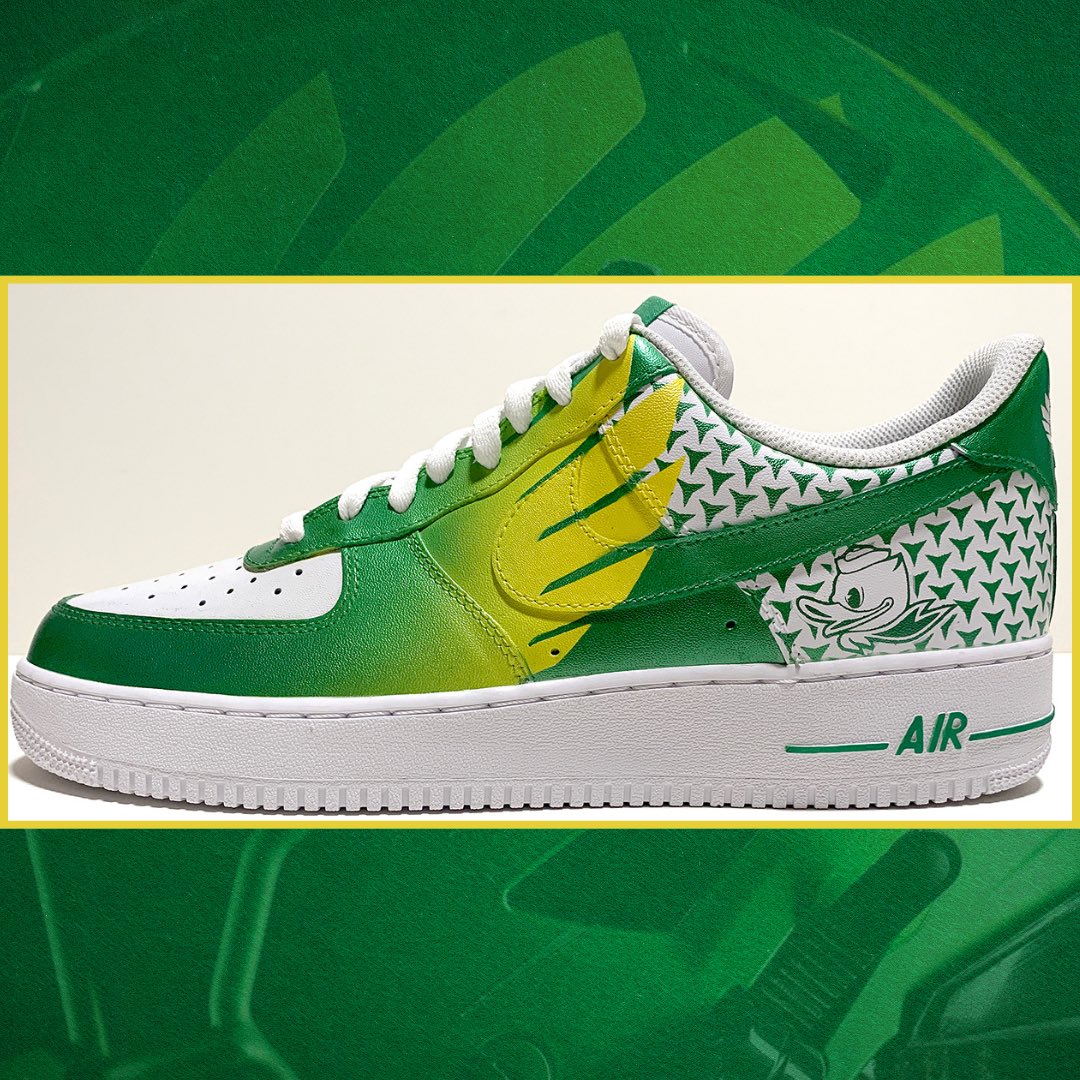 JustinTigner's tweet photo. Custom Oregon Football Air Force 1s based on the 2021 Oregon Football Uniforms. I used the shoulder designs and the helmet gradient wings as the main design elements.
👟Air Force 1 Low
🟢🟡Color Scheme
🦆🏈 2021 Uniforms
#customkicks #customshoes #customsneakers #goducks https://t.co/HViyuTAXTv