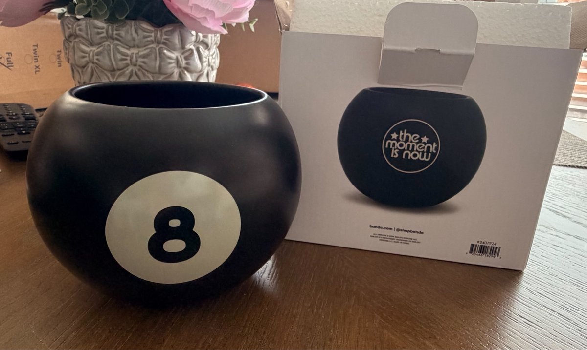 Hayleyx3jb's tweet photo. So I did a thing and I’m so happy I did🤗
 feeling like a member of #HeyJonas 🎱 @jonasbrothers 
-just need to find the perfect spot in during bedroom reorganization ✨ https://t.co/KdJyIJ153K