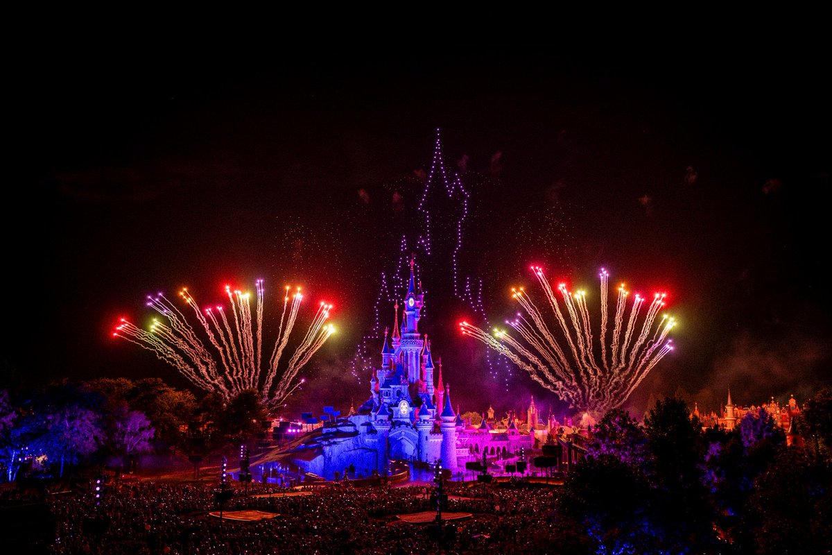 CastleWatchNews's tweet photo. 🎆 Dans exactement 2 semaines, le traditionnel feu d’artifice du 14 juillet illuminera le ciel de Disneyland Paris, à l’occasion de la Fête nationale. https://t.co/lf2RX3iRUw