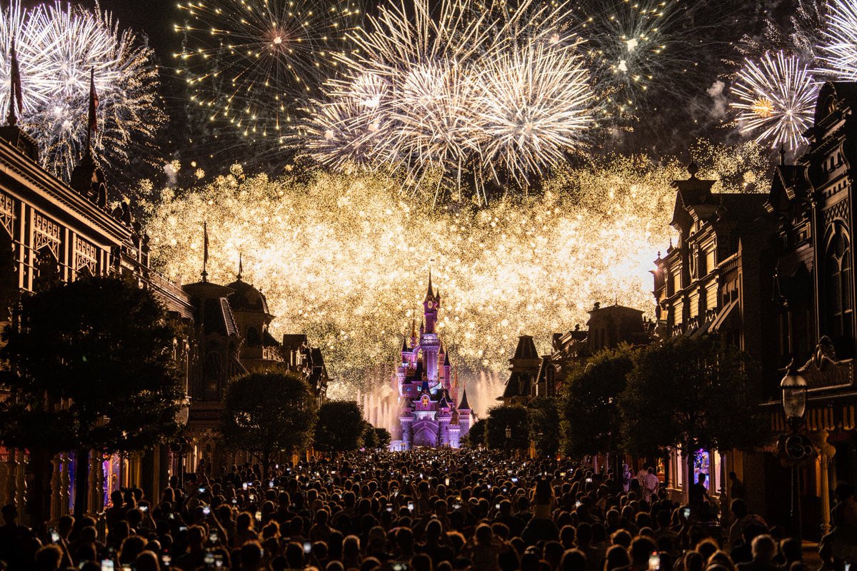 CastleWatchNews's tweet photo. 🎆 Dans exactement 2 semaines, le traditionnel feu d’artifice du 14 juillet illuminera le ciel de Disneyland Paris, à l’occasion de la Fête nationale. https://t.co/lf2RX3iRUw