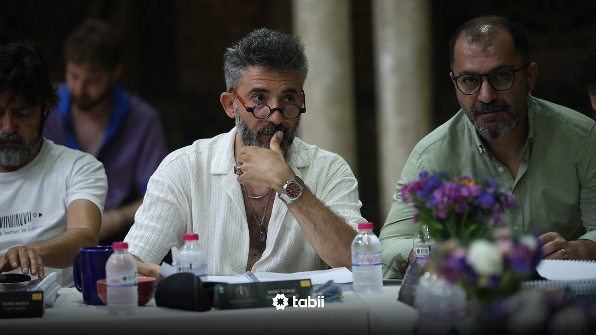 tabiiur's tweet photo. tabii ke naye drama Nizamülmülk ki script parhe jaane ke manazir. https://t.co/4umVQ75Hov