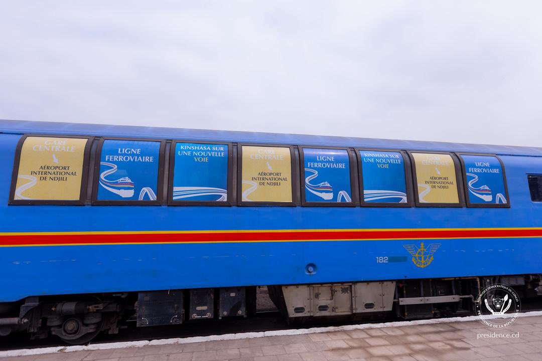Presidence_RDC's tweet photo. Après près de 15 ans d'inactivité, les rails de la capitale reprennent vie. Ce 30 juin, le Chef de l'État Félix Tshisekedi a effectué le trajet reliant la Gare centrale à l'aéroport de N'djili.

La relance de cette ligne de 25 kilomètres vient relever d'importants défis structurels pour la ville de Kinshasa notamment le désengorgement du trafic routier face aux embouteillages de la capitale, l'amélioration du pouvoir d’achat par une offre tarifaire stable et accessible, ainsi que la restauration du domaine public à travers la libération des emprises ferroviaires occupées illégalement.

Pour le Chef de l'État, le trafic ferroviaire devrait également s'étendre à la partie Ouest de la capitale, entre la Gare centrale et la place Kintambo Magasin. Après ce trajet inaugural, le trafic quotidien pourrait reprendre dans moins de trois semaines. L’objectif est de réduire de 20 à 30 minutes la durée du trajet entre la Gare centrale et l’aéroport international de N’djili.
https://t.co/YPVzlxpWez