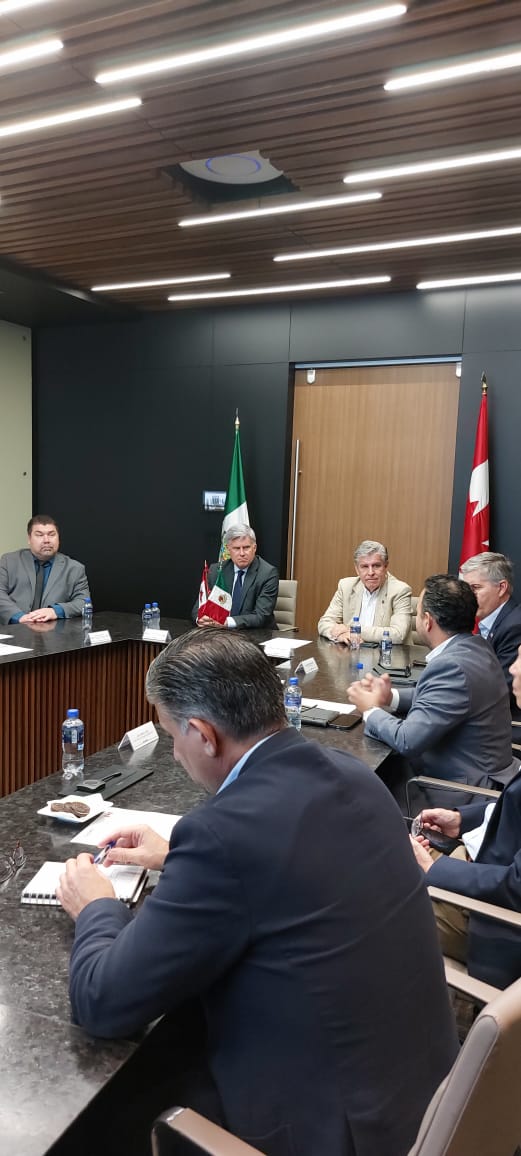 CanConsulGDL's tweet photo. Canadá fortalece y avanza su relación con #GrupoOleomex. @AmbMacKay se reunió con directivos de #Oleomex, destacando colaboración en acceso a mercados, I&amp;D, suministro de #canola, #proteínadeplantas y ag-tech.
#DiversificaciónMercados #ComercioComplementario #CanadáMéxico https://t.co/sm8VNDEH9W
