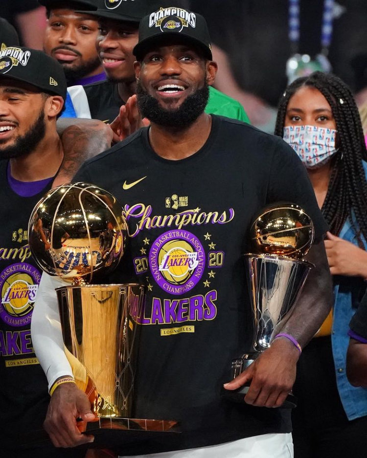 LeBronFR_'s tweet photo. La carrière de LeBron aux Lakers ⬇️

🔸8 saisons 
🔸8x All Star
🔸7x All NBA
🔸Meilleur passeur de la ligue (2020)

🔹Champion NBA (2020)
🔹Finals MVP (2020)
🔹NBA Cup (2023)
🔹NBA Cup MVP (2023)

LÉGENDE 💜💛 https://t.co/DqkP9rfaEV
