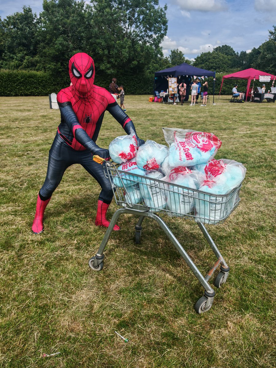 SimondsAlvin's tweet photo. Donald duck 🦆,Spiderman, jaws/ baby shark 🦈 and stormtrooper met families at a summer fair https://t.co/H3kziUJBAW