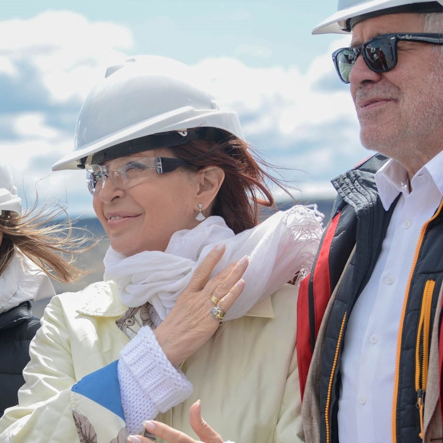 clarincom's tweet photo. CASO CUADERNOS: MÁS TESTIGOS HABLARON DE RETIROS MILLONARIOS EN DÓLARES

Dos contadores de ARCA declararon en el juicio y describieron retiros millonarios de dólares en efectivo de empresas investigadas por el pago de sobornos durante los gobiernos kirchneristas. Entre ellas, mencionaron extracciones por US$ 2,4 millones de Electroingeniería y por US$ 11,8 millones de Decavial, propiedad de Carlos Wagner, ex presidente de la Cámara de la Construcción.

Los testigos explicaron que los retiros de dinero en efectivo dificultaban rastrear su destino. Además, señalaron que las fiscalizaciones ordenadas por la Justicia buscaban determinar si existieron financiamientos espurios en las empresas investigadas.

Testimonios

“Enviaban fondos a empresas de medios de comunicación. Estas empresas no eran propiedad de los socios de Electroingeniería sino de sus hijos, a través de otras empresas inversoras” — Pedro Puyo.

“[La finalidad del pedido era] determinar si existían financiamientos espurios. Recuerdo esa expresión porque no es habitual y debíamos buscar si había financiamiento espurio en esas empresas durante el período fiscalizado” — Pedro Puyo

“Hay que seguir la trazabilidad de esa plata, revela una salida de dinero” — María Eugenia Lanza.

“Si es efectivo se pierde el rastro” — María Eugenia Lanza.

“El trabajo consistió en aparear esas extracciones con los hechos relatados por Clarens” — María Eugenia Lanza.

(+) en Clarín: https://t.co/95zmaCXc7A
Foto: Cristina Kirchner y el dueño de Electroingeniería, Gerardo Ferreyra.