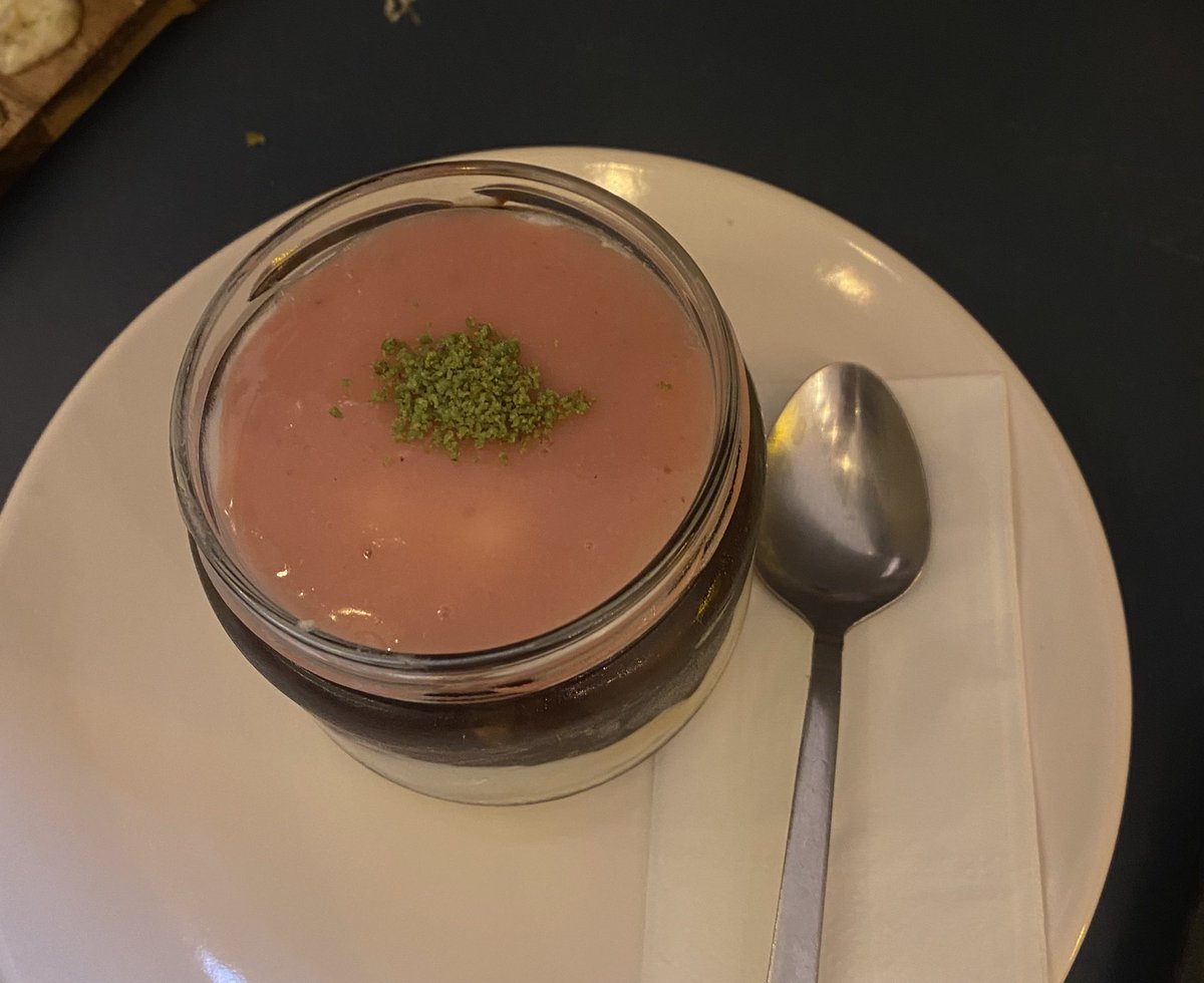 medyishere's tweet photo. o kadar isin gucun arasında cafeye tatlı da yaptım neyim ben ya dünyanın en iyi kardesi falan mı https://t.co/lqB5dY8x3Y