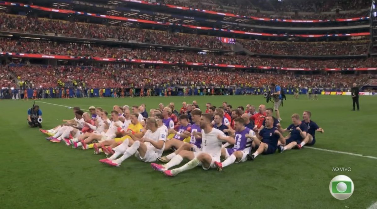 futebol_info's tweet photo. 🇳🇴🥁🚣🏻‍♂️ Jogadores da Noruega repetiram a remada viking com os torcedores noruegueses.

📸 Reprodução/Globo https://t.co/ehTVgwNl1r