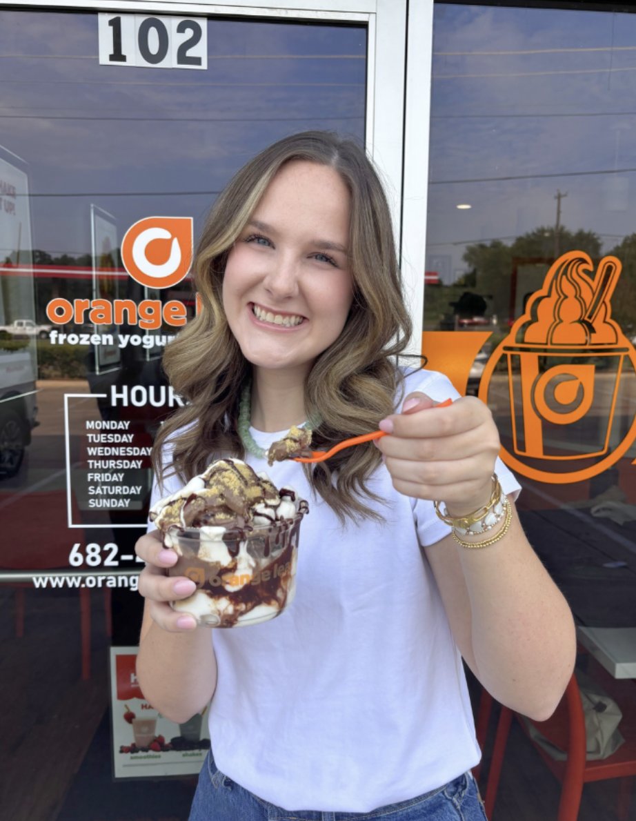 orangeleaf's tweet photo. Just a girl and her froyo 🫶 https://t.co/o1c37c0RbM
