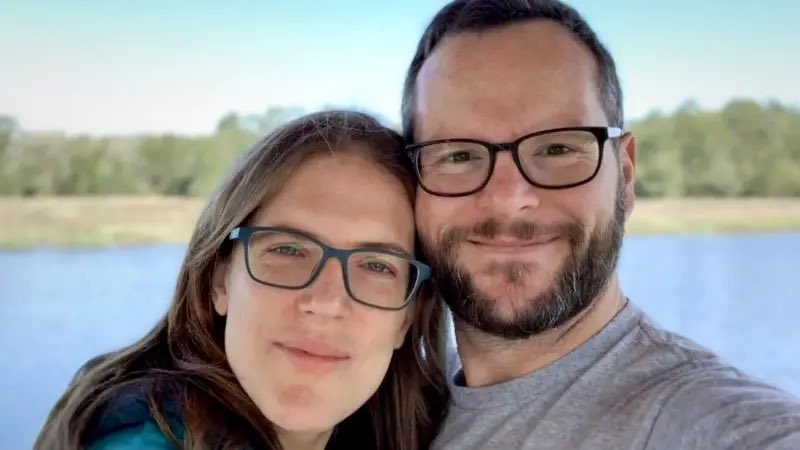 voiceofworldco's tweet photo. İngiltere’de bir çift 10 yıl boyunca öğle yemeğini evden götürüp, 40 yaşında emekli oldu.

Alan ve Katie Donegan, kış mevsimini İngiltere'nin güneyindeki evlerinde ısıtmayı açmadan geçiriyordu.

Bunun yerine kat kat giyinip, sıcak su torbaları kullanıyordu.

Hatta telefonlarını ev dışında şarj ediyor ve süpermarket kuponlarını kovalıyordu.. 

Çift: “Bunun çılgınca mı yoksa dahice mi olduğuna siz karar verin ama bunlar işe yaradı.” açıklaması yaptı.