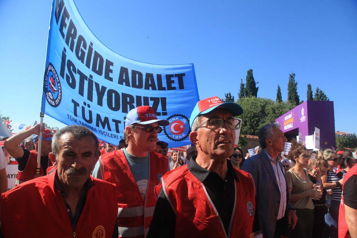 tumtis_sendika's tweet photo. GEBZE SENDİKALAR BİRLİĞİ’NİN DÜZENLEDİĞİ ‘VERGİDE ADALET, NATO’YA HAYIR’ AÇIKLAMASINA KATILDIK

Sendikamız Gebze Şubesinin de aralarında olduğu Gebze Sendikalar Birliği, bugün Gebze Kent Meydanı’nda düzenlediği kitlesel basın açıklamasında ‘Vergide adalet’, ‘Asgari değil insanca ücret’, ‘NATO’ya hayır, silahlanmaya değil emekçiye bütçe’ talebini dile getirdi.

Basın açıklamasına, Genel Başkanımız Kenan Öztürk, Gebze Şube Başkanımız Ali Rıza Atik, Gebze Şube Sekreterimiz Özgen Turan ve şube yöneticileri, İstanbul Şube Sekreterimiz Olgun Ballıkaya ve şube yöneticilerimizin yanı sıra, örgütlü olduğumuz kargo, lojistik ve ambar işyerlerinden üye ve temsilcilerimizle birlikte katıldık.

#NATOyaHayır #VergideAdalet #Gebze