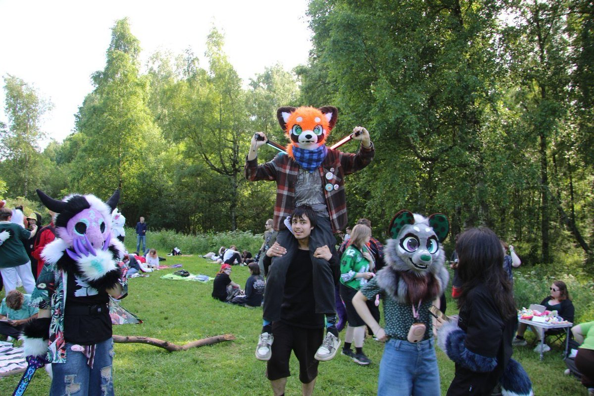 Evil_CEO_Office's tweet photo. #furry #photo #irl #picnic #spring https://t.co/aJo181J0dI
