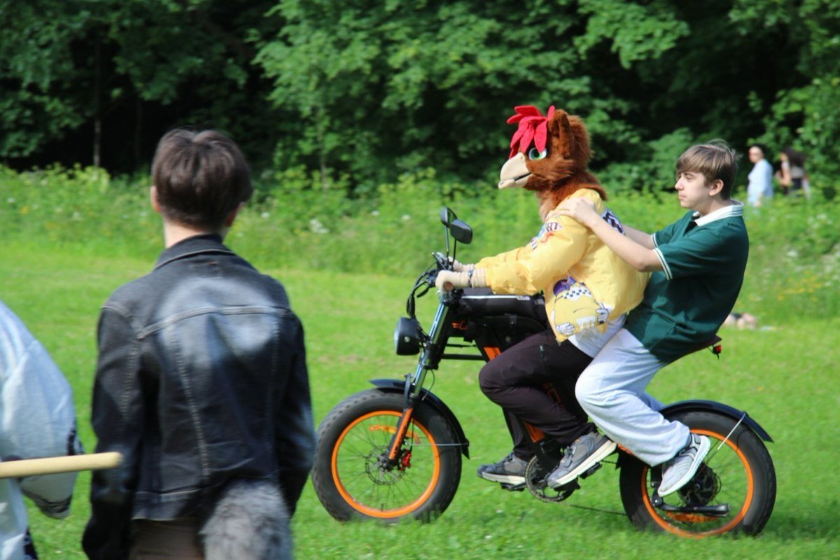 Evil_CEO_Office's tweet photo. #furry #irl #picnic #spring #extra https://t.co/mIkU5hzolD