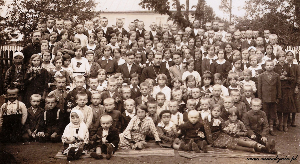 AnitaSchelde's tweet photo. Sprawiedliwi Ukraińcy ❗️❗️❗️

Panie Zełenski @ZelenskyyUa, Panie Budanov @Kyrylo_Budanov...proszę...tu są kandydaci do waszego Narodowego Panteonu...przedstawiciele ukraińskiej inteligencji, którzy ukrywali się przed ZWYRODNIAŁYMI kanaliami z UPA, takimi jak Szuchewycz i Kłym Sawur.
Ukraińcy o ukraińskich zbrodniach czyli ⬇️

ODEZWA Wołyńskiego Komitetu Ukraińskiego :
"Ludu opamiętaj się ! Co czynisz ? Rękami Ukraińca wróg mordował Żydów. Pokazał światu filmy tych mordów, gdzie przedstawił Ukraińców jako najgorszych despotów ludzkości. Nikt z nas wówczas nie wystąpił z protestem przeciwko tak nieludzkim uczynkom mordu i rabunku.
A teraz planowa akcja mordowania Polaków jest najpotworniejszym występkiem Ukraińców. Jak można tego nie widzieć, nie odczuwać i robić tak wielką krzywdę swemu narodowi. Stać się tak ohydnym narzędziem wroga. Mordem, rabunkiem sąsiada przez
sąsiada, paleniem wsi - oczernimy sami siebie przed całym światem, kopiemy sobie okropną mogiłę !
Postarali się nasi „powstańczykowie”, że zamiast pod Orłem i Bietgorodem, Niemcy obrzucają bombami nasze wioski. Płonie Derwań, Ludwikówka, Malińskczeski, spłonęły Tajkura, Tuliczów i inne wsie.
Nie takim trybem w wieku XX zdobywa sobie naród wolność !
Wieśniacy. Ukraiński inteligencie. Ojcze, przemów do syna i nigdy więcej nie wchodź w zło, które niesie otumaniony, zaślepiony syn. Historia nie zapomni o ojcu i nierozumnym synu. Już wkrótce siła rozumu i prawdy skończy ze złem. Wołyński Komitet Ukraiński widząc tragiczny stan ludu ukraińskiego i rozumiejąc do czego to prowadzi, wzywa wszystkich Ukraińców do zjednoczenia się i do zwrócenia całego potencjału Waszego narodu we właściwym kierunku. Wszystkich, którzy przyczynią się do mordów, rabunku - historia w przyszłości potępi i przeklnie. 
Pamiętajmy. Musimy wyjść z wojny czyści - pomyślcie jaką gotujemy sobie drogę ???
Jedyne dla nas wyjście, to połączenie najbliższych słowiańskich narodów i współpraca.
Dlatego porzućcie w porę bratobójczą rzeź, tę haniebną robotę !"

I co Panie Zełenski @ZelenskyyUa ❓ I co Panie Budanov @Kyrylo_Budanov ❓ 
Polacy mają się "nie wtrącać do waszej historii" ❓❓❓
To ukraińska elita wyjaśniła wasze GENOCIDUM ATROX ❗️❗️❗️ A wystarczyło BŁAGAĆ Polaków o WYBACZENIE...

Źródło :
Archiwum Akt Nowych
Sygnatura AM 1640/12
Tom 202
Podseria 111/132
Karta 253

Sprawy ORGANIZACYJNE ⬇️
Pani od historii dopiero się rozkręca...i Bóg mi świadkiem...nie wiem jaki jest kres moich możliwości ???
Dlatego DUMNIE przy mnie stójcie, róbcie RT i korzystajcie z naszej szkolnej kawiarki ✌️
https://t.co/uYX0ELDkuR