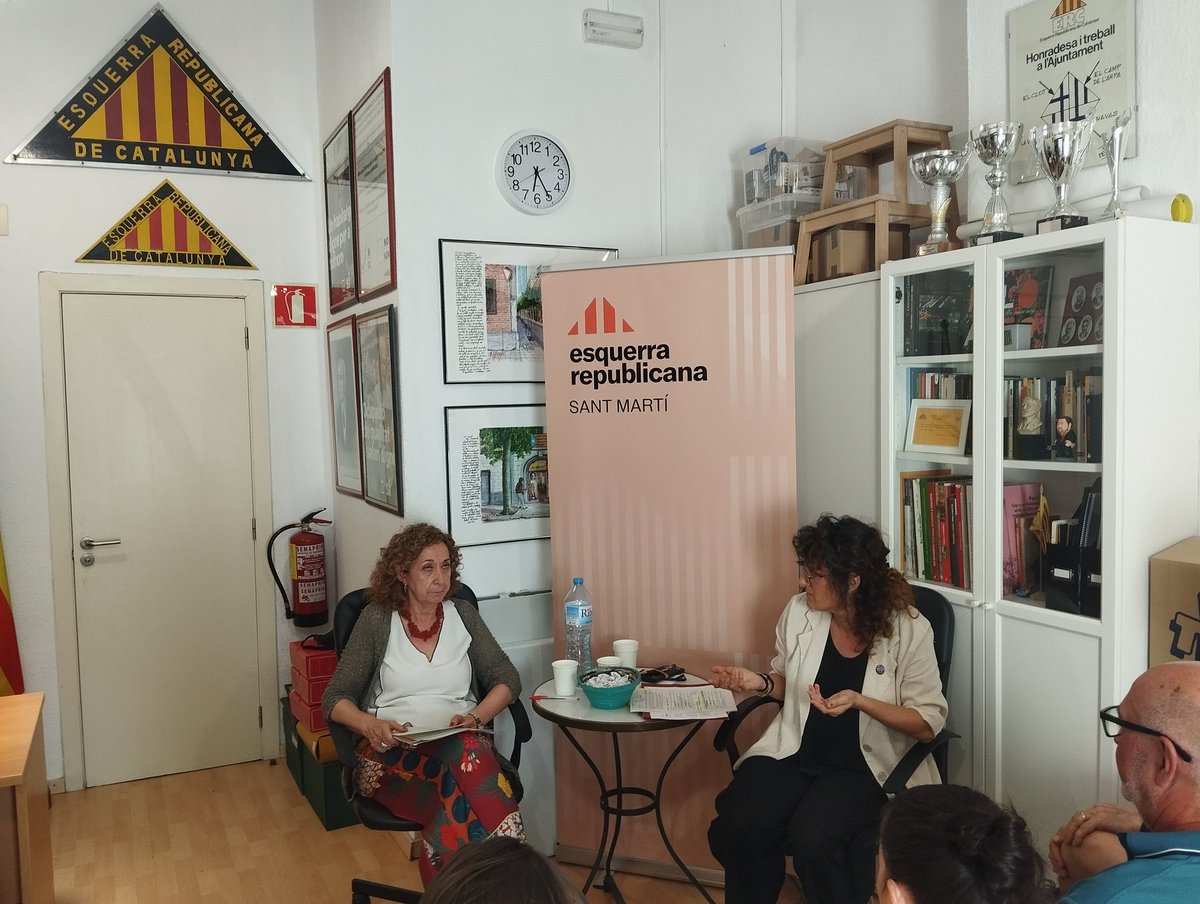 ERCSantMarti's tweet photo. Ahir vam cloure el cicle de xerrades i debats d'enguany d’ERC Sant Martí amb la xerrada “Què fa ERC pel dret a l’habitatge” amb Ester Capella i Eva Baró. Un debat enriquidor sobre una qüestió clau per a Barcelona: el dret a l’habitatge i la ciutat que volem construir 🏘️🏬🏠🏘️ https://t.co/ozpP2rxRdK