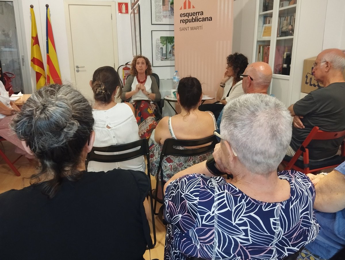 ERCSantMarti's tweet photo. Ahir vam cloure el cicle de xerrades i debats d'enguany d’ERC Sant Martí amb la xerrada “Què fa ERC pel dret a l’habitatge” amb Ester Capella i Eva Baró. Un debat enriquidor sobre una qüestió clau per a Barcelona: el dret a l’habitatge i la ciutat que volem construir 🏘️🏬🏠🏘️ https://t.co/ozpP2rxRdK