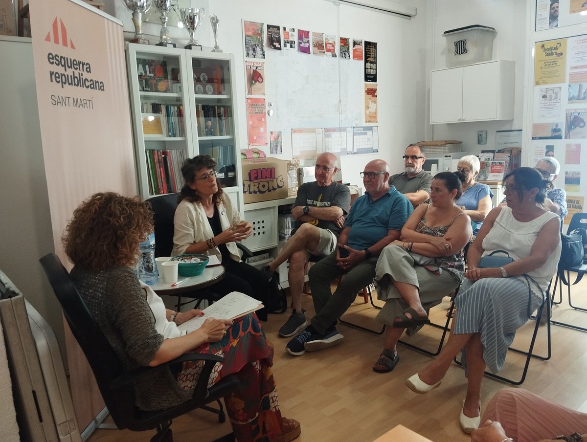 ERCSantMarti's tweet photo. Ahir vam cloure el cicle de xerrades i debats d'enguany d’ERC Sant Martí amb la xerrada “Què fa ERC pel dret a l’habitatge” amb Ester Capella i Eva Baró. Un debat enriquidor sobre una qüestió clau per a Barcelona: el dret a l’habitatge i la ciutat que volem construir 🏘️🏬🏠🏘️ https://t.co/ozpP2rxRdK