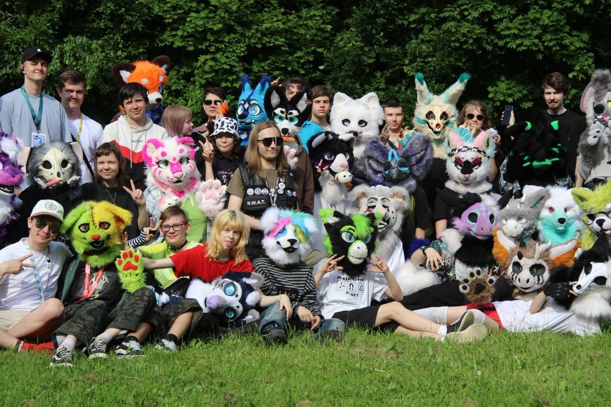 Evil_CEO_Office's tweet photo. #furry #photo #irl #picnic #spring https://t.co/HHp0GiRytY