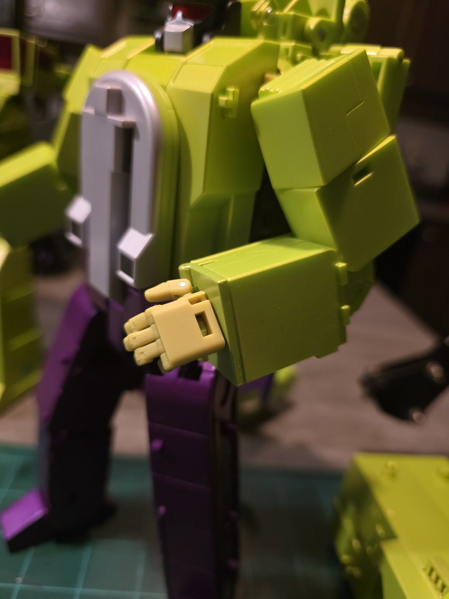 majinplanet's tweet photo. Not really sure how my fans toy started to yellow when it been on the shelf. https://t.co/pqqmaLWKrq