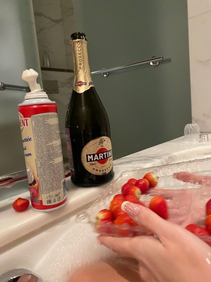 bratbutdiffernt's tweet photo. perfect way to start a vacation 🥂 https://t.co/VeFxRtKnpJ