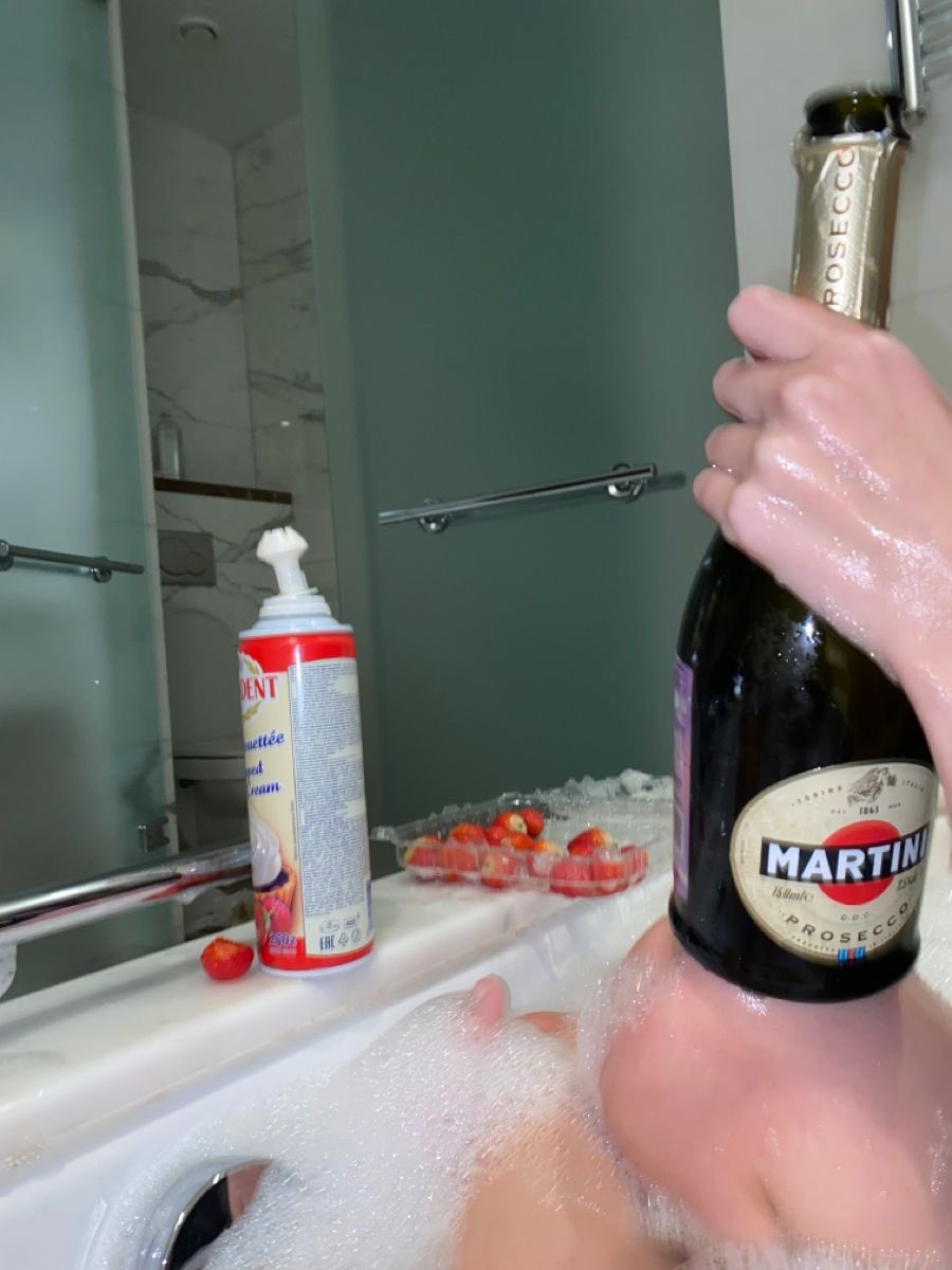 bratbutdiffernt's tweet photo. perfect way to start a vacation 🥂 https://t.co/VeFxRtKnpJ